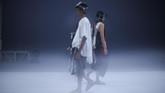 FOTO: Hijaukan Bumi Lewat Sustainable Fashion 3 Desainer DFK Sebagai pamungkas JFW 2020, Dewi Fashion Night menghadirkan koleksi tiga desainer Indonesia, Toton, Sejauh Mata Memandang, dan Lulu Lutfi Labibi.