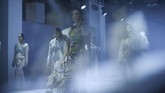 FOTO: Hijaukan Bumi Lewat Sustainable Fashion 3 Desainer DFK Sebagai pamungkas JFW 2020, Dewi Fashion Night menghadirkan koleksi tiga desainer Indonesia, Toton, Sejauh Mata Memandang, dan Lulu Lutfi Labibi.