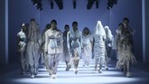 FOTO: Hijaukan Bumi Lewat Sustainable Fashion 3 Desainer DFK Sebagai pamungkas JFW 2020, Dewi Fashion Night menghadirkan koleksi tiga desainer Indonesia, Toton, Sejauh Mata Memandang, dan Lulu Lutfi Labibi.