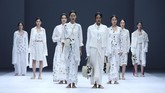 FOTO: Hijaukan Bumi Lewat Sustainable Fashion 3 Desainer DFK Sebagai pamungkas JFW 2020, Dewi Fashion Night menghadirkan koleksi tiga desainer Indonesia, Toton, Sejauh Mata Memandang, dan Lulu Lutfi Labibi.