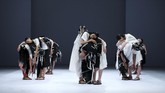 FOTO: Hijaukan Bumi Lewat Sustainable Fashion 3 Desainer DFK Sebagai pamungkas JFW 2020, Dewi Fashion Night menghadirkan koleksi tiga desainer Indonesia, Toton, Sejauh Mata Memandang, dan Lulu Lutfi Labibi.