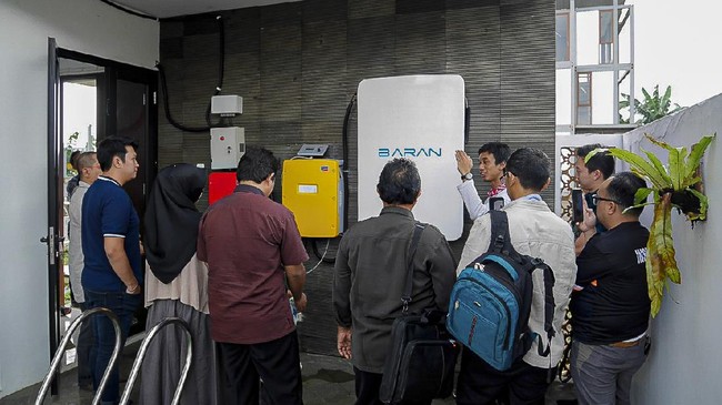 Beberapa pengguna panel surya merasakan penghematan biaya listrik setelah hijrah pada pemanfaatan sinar matahari melalui panel surya.