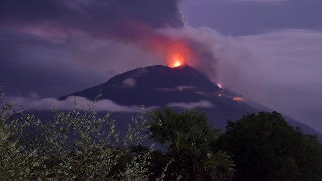 Gunung Api Ile Lewotolok di Kabupaten Lembata, NTT dilaporkan mengalami erupsi hingga melontarkan lava pijar disertai gemuruh kuat pada Minggu (26/3) dini hari.