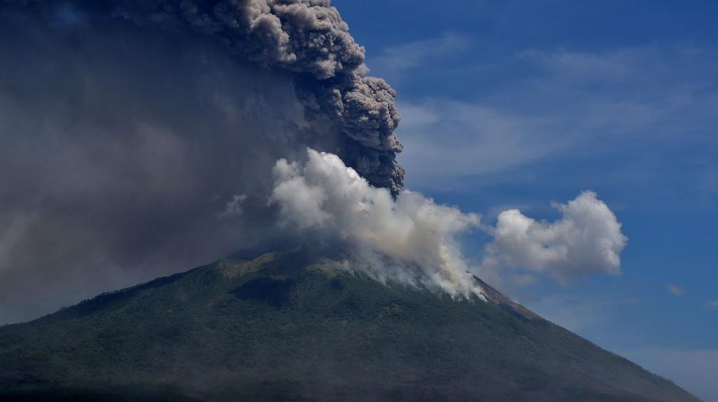 Gunung Ile Lewotolok Meletus: 27 Desa Terdampak, Air Bersih Tercemar