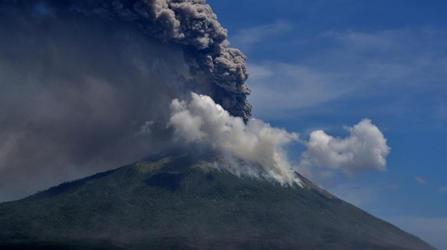 Gunung Ili Lewotolok di Kabupaten Lembata, Nusa Tenggara Timur mengalami erupsi dengan tinggi kolom abu sejauh 1.000 meter di atas puncak.