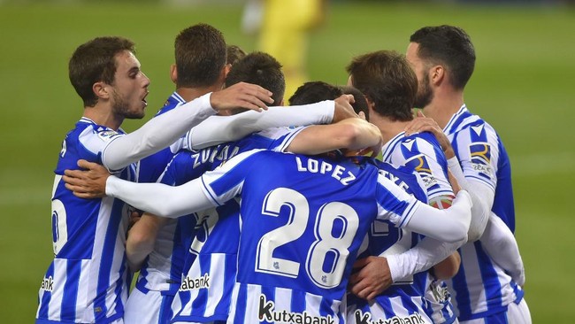 Real Sociedad kukuh di puncak klasemen Liga Spanyol usai menggeser Atletico Madrid setelah bermain imbang melawan Villarreal.