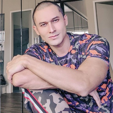 Penampilan Terbaru Indra Bruggman yang Bikin Kaget