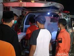 Isak Tangis Sambut Jenazah Sekeluarga Korban Kecelakaan Tol Cipali