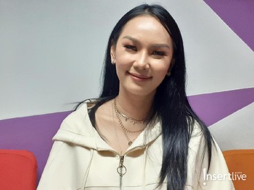 Kalina Oktarani Pakai Seragam SMA, Wajahnya Bikin Bengong Netizen