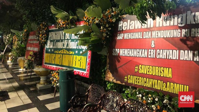 Balai Kota tempat Risma berkantor dibanjiri karangan bunga dengan tulisan mendukung Wali Kota Surabaya tersebut.