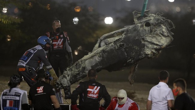 FOTO: Mobil Grosjean Terbakar dan Terbelah di F1 GP Bahrain