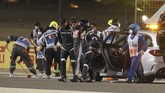 FOTO: Mobil Grosjean Terbakar dan Terbelah di F1 GP Bahrain Pembalap tim Haas, Romain Grosjean, mengalami kecelakaan yang membuat mobilnya hancur pada GP F1 Bahrain, Minggu (29/11).