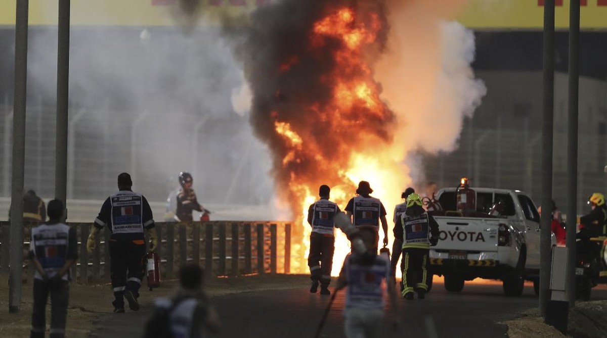 FOTO: Mobil Grosjean Terbakar dan Terbelah di F1 GP Bahrain