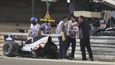 FOTO: Mobil Grosjean Terbakar dan Terbelah di F1 GP Bahrain Pembalap tim Haas, Romain Grosjean, mengalami kecelakaan yang membuat mobilnya hancur pada GP F1 Bahrain, Minggu (29/11).