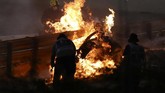 FOTO: Mobil Grosjean Terbakar dan Terbelah di F1 GP Bahrain Pembalap tim Haas, Romain Grosjean, mengalami kecelakaan yang membuat mobilnya hancur pada GP F1 Bahrain, Minggu (29/11).