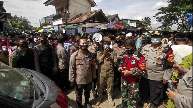 Forkopimda membeberkan kronologi membludaknya massa acara haul Syekh Abdul Qodir Jaelani. Mereka mengklaim pembatasan hingga pengadangan telah dilakukan.