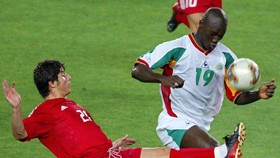 Papa Diop, Singa Dakar Penggebuk Prancis di Piala Dunia 2002