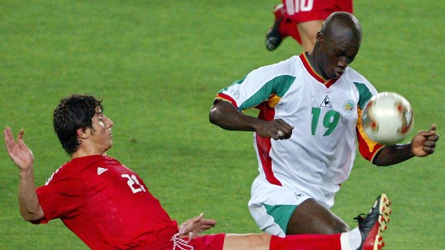 Papa Bouba Diop menjadi perbincangan ketika golnya mengantar Senegal mengalahkan juara bertahan Prancis di Piala Dunia 2002.