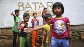 FOTO : Pendidikan Kampung Adat Batara di Banyuwangi Sejumlah relawan turun ke kampung-kampung memberikan pengajaran kepada anak-anak untuk menulis dan membaca di Kampoeng Baca Taman Rimba (Batara) Bayuwangi.