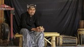 FOTO : Pendidikan Kampung Adat Batara di Banyuwangi Sejumlah relawan turun ke kampung-kampung memberikan pengajaran kepada anak-anak untuk menulis dan membaca di Kampoeng Baca Taman Rimba (Batara) Bayuwangi.