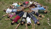 FOTO : Pendidikan Kampung Adat Batara di Banyuwangi Sejumlah relawan turun ke kampung-kampung memberikan pengajaran kepada anak-anak untuk menulis dan membaca di Kampoeng Baca Taman Rimba (Batara) Bayuwangi.