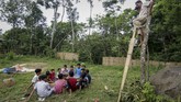 FOTO : Pendidikan Kampung Adat Batara di Banyuwangi Sejumlah relawan turun ke kampung-kampung memberikan pengajaran kepada anak-anak untuk menulis dan membaca di Kampoeng Baca Taman Rimba (Batara) Bayuwangi.