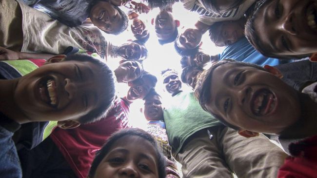 Survei dari Save the Children menemukan beberapa dampak pandemi terhadap anak di Indonesia. Salah satunya, anak dilarang bertanya soal pandemi oleh orang tua.