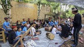 FOTO : Pendidikan Kampung Adat Batara di Banyuwangi Sejumlah relawan turun ke kampung-kampung memberikan pengajaran kepada anak-anak untuk menulis dan membaca di Kampoeng Baca Taman Rimba (Batara) Bayuwangi.