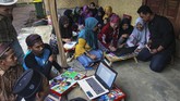 FOTO : Pendidikan Kampung Adat Batara di Banyuwangi Sejumlah relawan turun ke kampung-kampung memberikan pengajaran kepada anak-anak untuk menulis dan membaca di Kampoeng Baca Taman Rimba (Batara) Bayuwangi.