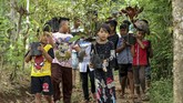 FOTO : Pendidikan Kampung Adat Batara di Banyuwangi Sejumlah relawan turun ke kampung-kampung memberikan pengajaran kepada anak-anak untuk menulis dan membaca di Kampoeng Baca Taman Rimba (Batara) Bayuwangi.