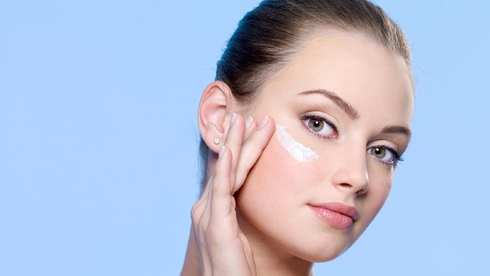 Cegah Keriput dan Mata Panda dengan Eye Cream Lokal Ini