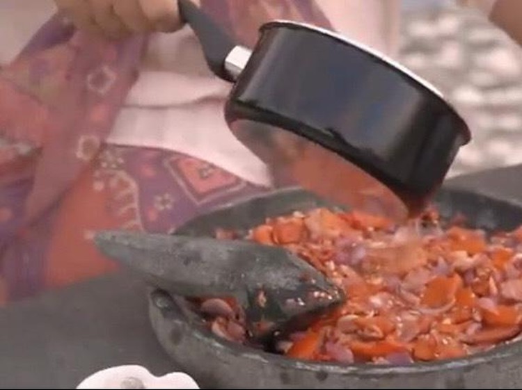 Semasa hidupnya, Ibu Tien Soeharto diketahui hobi memasak. Masakannya, seperti menu sambal yang istimewa, selalu menjadi favorit keluarga.