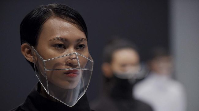 'Refounders' jadi wujud selebrasi 25 tahun berkarya desainer Rinaldy A Yunardi, yang hadir dengan koleksi masker futuristik.
