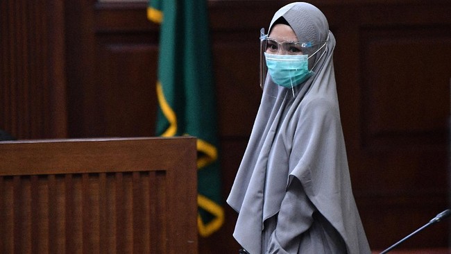 Ketua Majelis Ulama Indonesia (MUI) Bidang Dakwah Cholil Nafis mengaku risih melihat terdakwa mendadak memakai atribut keagamaan saat persidangan.
