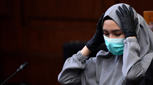 Jaksa Agung bakal menerbitkan surat edaran yang mengatur pakaian karena sejumlah terdakwa mendadak mengenakan atribut keagamaan di persidangan.