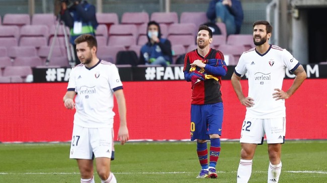 Lionel Messi mendapat denda sekitar Rp10,2 juta dari Komite Kompetisi terkait selebrasi penghormatan kepada Diego Maradona.