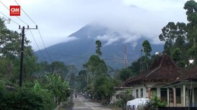 VIDEO: Gunung Semeru Keluarkan Guguran Awan Panas