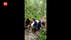 VIDEO: Main Air Di Tepi Sungai, 1 Keluarga Terseret Arus