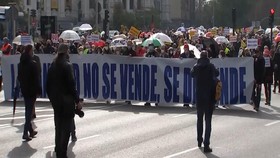 VIDEO: Ribuan Tenaga Medis Spanyol Berunjuk Rasa