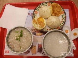 Sarapan Bubur di Beijing, Lauknya Bakpao!