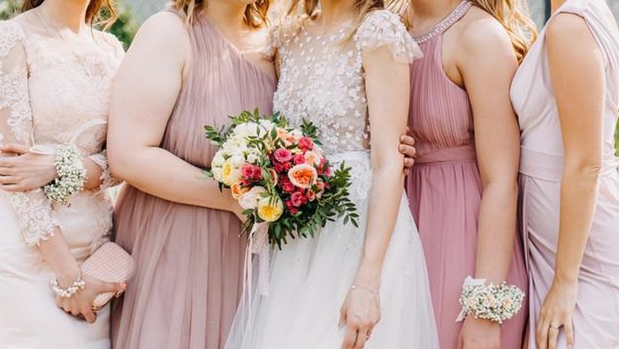 Contek Inspirasi Dress Terbaik Untuk Hadir ke Acara Penikahan!