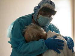 Kisah Haru di Balik Pelukan Dokter ke Pasien Corona Lansia