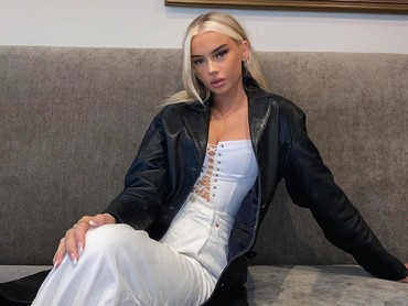 Mulus Bak Wanita Asli, Model Transgender Ini Dituding Pembohong