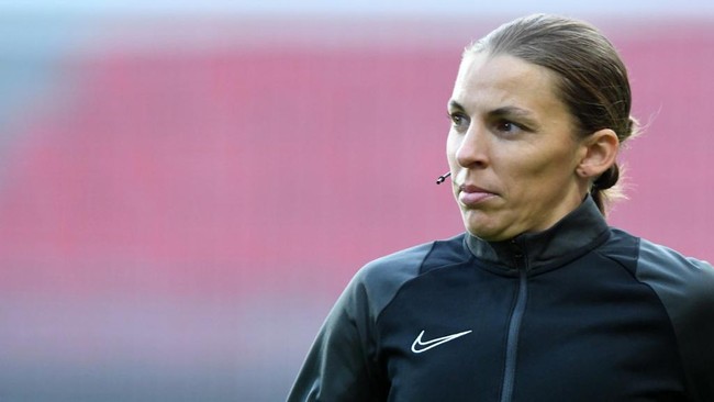 Stephanie Frappart akan jadi wasit wanita pertama di ajang Liga Champions dengan memimpin duel Juventus vs Dynamo Kiev.