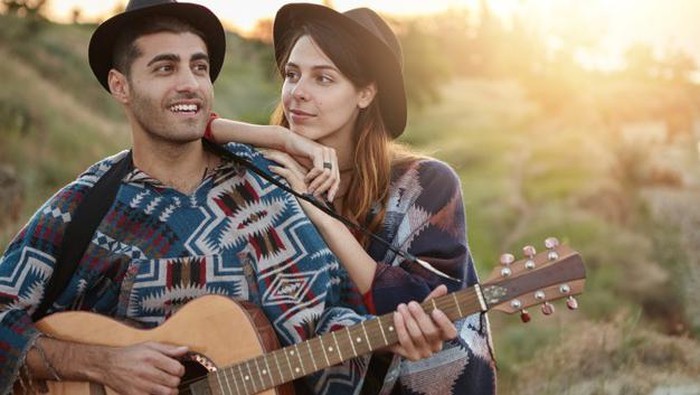 Banggakan Pasanganmu, Lakukan Ini Untuk Bikin Dia Melting