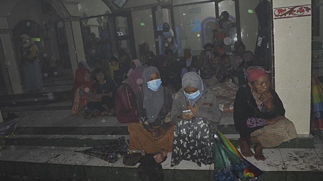 Warga di sekitar Gunung Semeru, Lumajang, berbondong-bondong mengungsi ke Balai Desa dan masjid usai erupsi yang disertai awan panas.