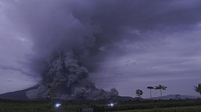 Pusat Vulkanologi menyatakan selama berstatus waspada Gunung Semeru mengalami erupsi hampir setiap hari, namun aktivitas vulkanik kini terpantau membaik.