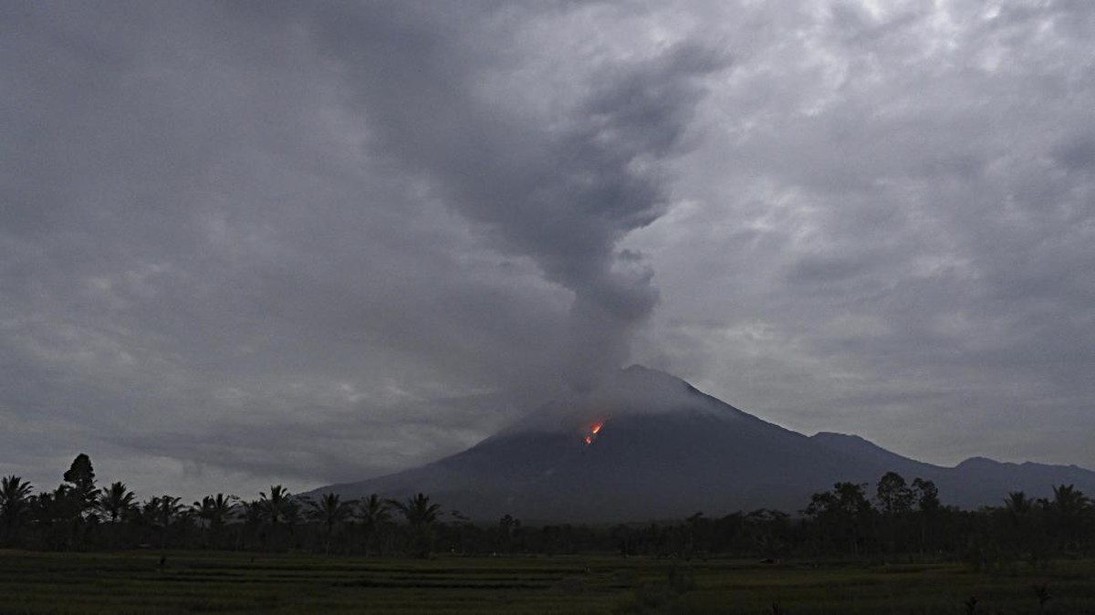 FOTO: Gunung Semeru Meletus
