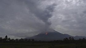 Gunung Semeru Erupsi, Khofifah Bergerak ke Lokasi Dorong Evakuasi