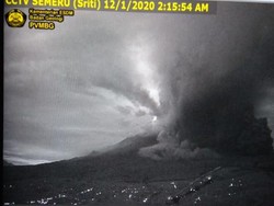 Gunung Semeru Meletus, Kini Tertutup Kabut